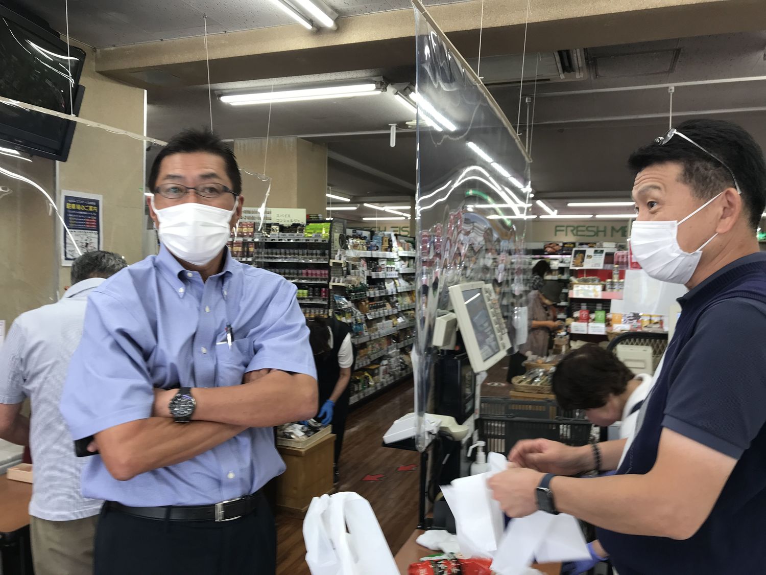 店内でどこでも商談や商品開発の相談をする真辺さん（左）と阿出川さん